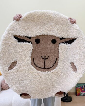 LAKEA Bonita alfombra copetuda de oveja, tapete antideslizante y suave para dormitorio, tapete de caricatura esponjosa para mesita de noche, regalo para los fanáticos, decoración del hogar (39.4 x