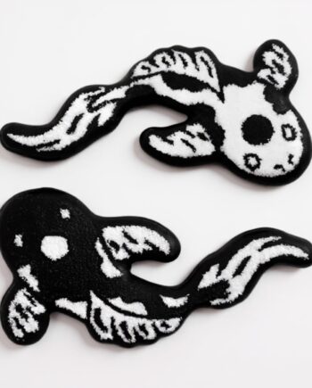 Koi - Juego de 2 alfombras de pez de 32 x 16 pulgadas cada una, alfombra de carpa de inspiración japonesa, decoración roja y negra, alfombra decorativa para sala de estar, dormitorio o entrada (negro)