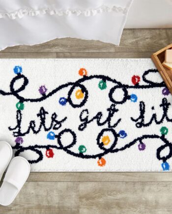 RoomTalks Tapete de baño con luces navideñas Let's Get Lit, antideslizante, lavable a máquina, 20 x 32 pulgadas, colorido, lindo, animador, festivo, temporada, Navidad, vacaciones, baño, decoración de