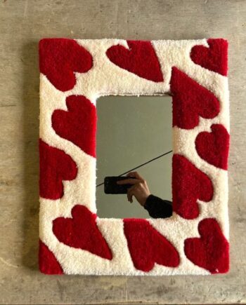 Espejo de Marco Ondulado con Corazones Rojos